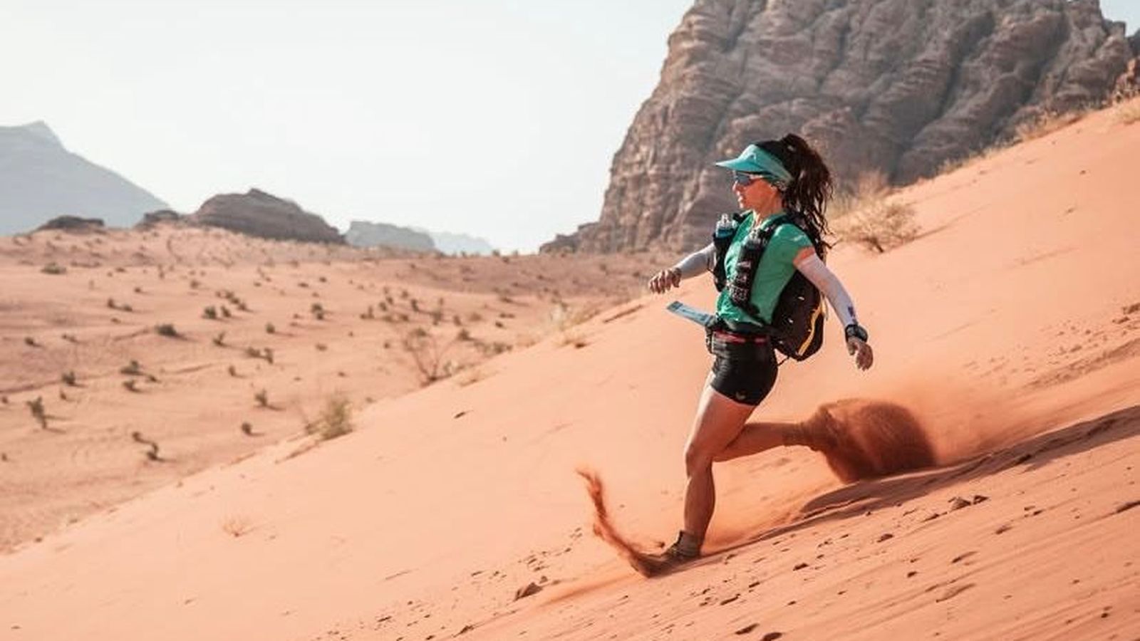Maigua Ojeda corriendo a través de una duna