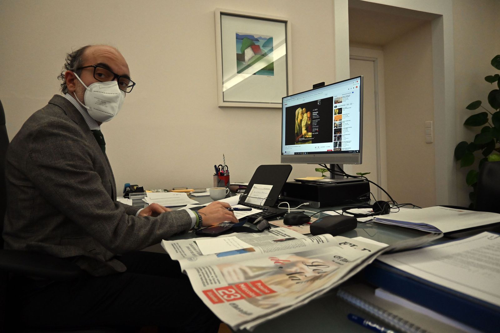 El consejero de Turismo de la Junta participando en el escape room