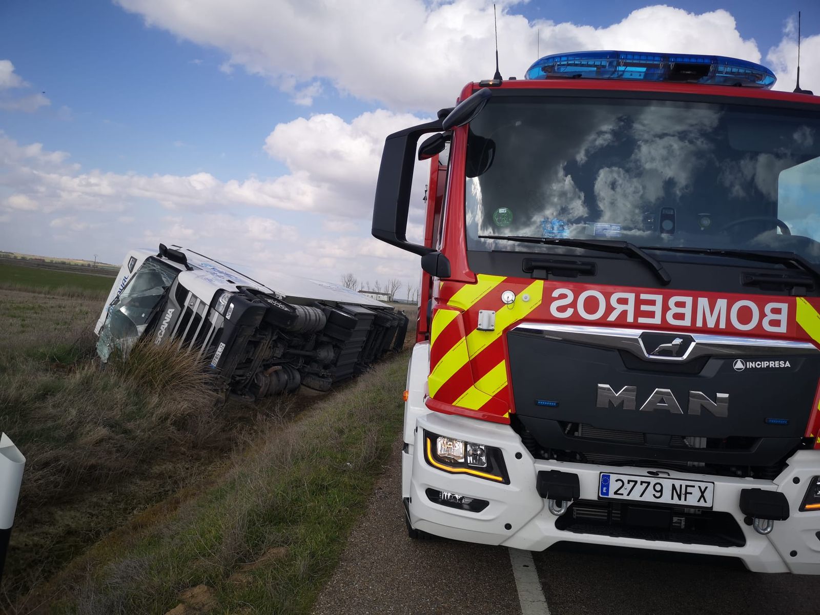 Vuelco de un camión en la CL 612 este lunes