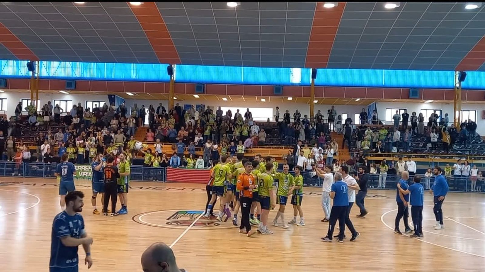 El Balonmano Zamora se funde con su gente en una ovación tras certificar su pase a la fase de ascenso