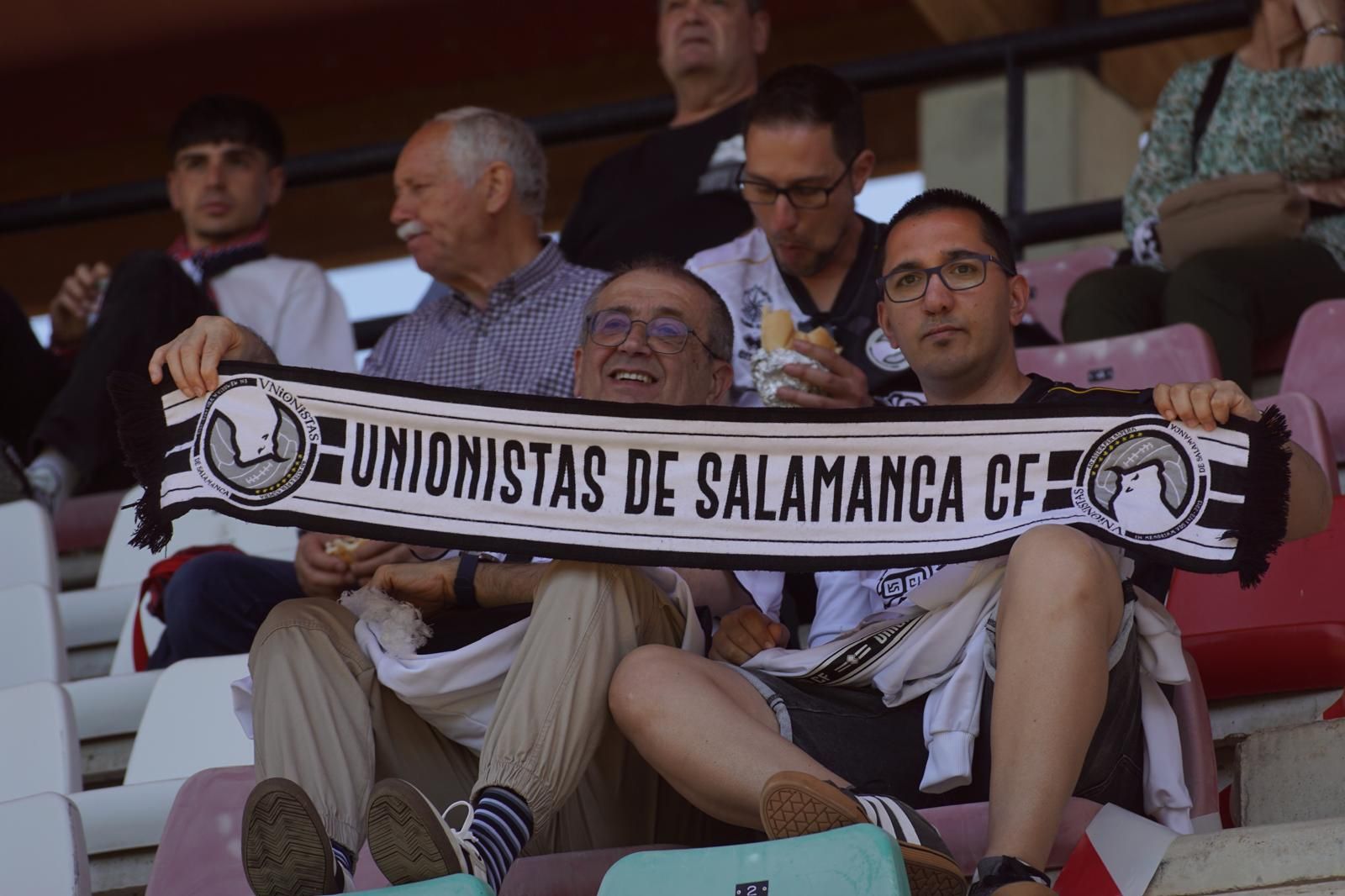 Gran ambiente en la grada para ver el partido entre Zamora - Unionistas en el Estadio Ruta de la Plata