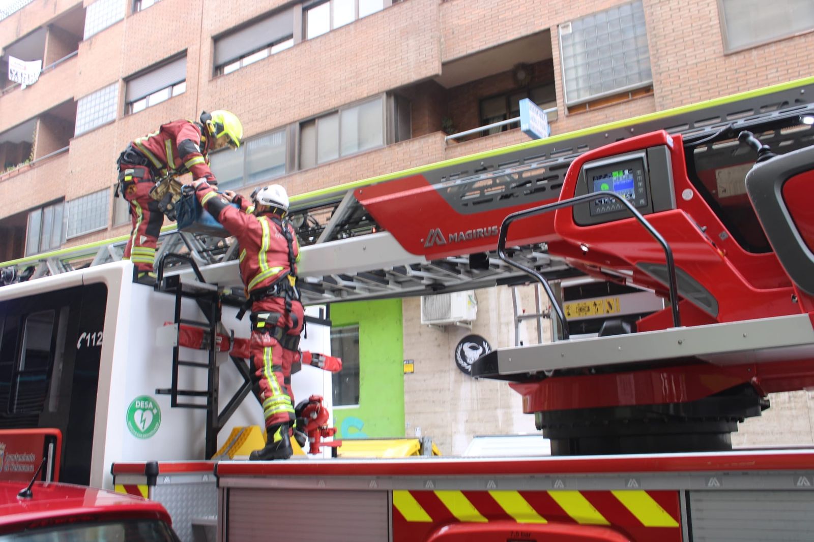 bomberos-y-policia-local-en-la-calle-fernando-de-la-pena-2