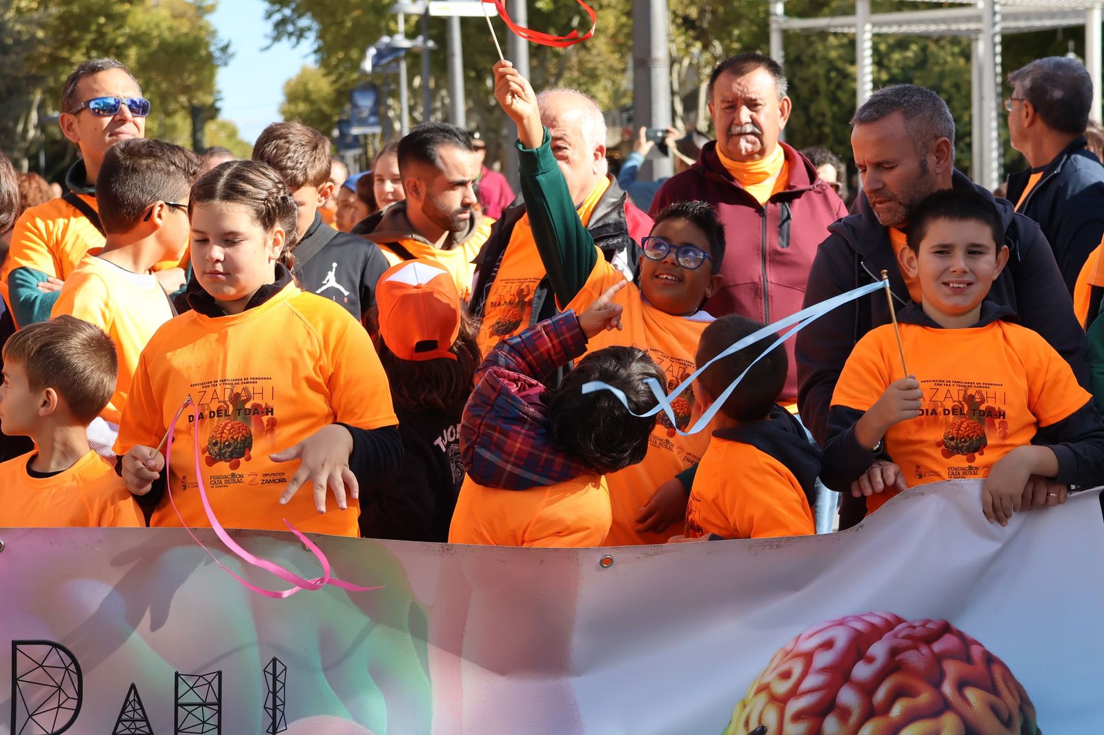 GALERÍA | El centro de Zamora se tiñe de naranja para visibilizar el TDAH