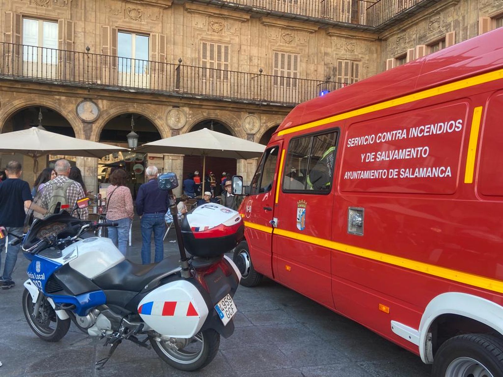 intervencion-de-los-bomberos-por-la-caida-de-una-trapa-que-deja-encerrados-a-los-clientes-de-un-bar-de-la-plaza-mayor-3