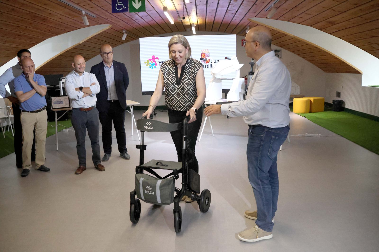 Presentación de los productos de innovación tecnológica que se reparten entre los usuarios del programa 'A gusto, en casa'