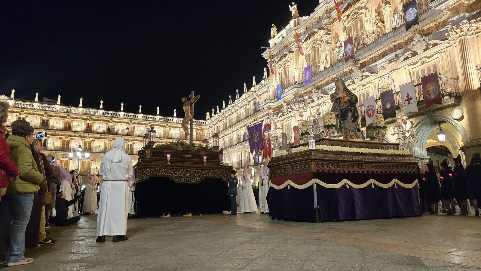 Emotivo desfile por el centenario de Seráfica Hermandad de Nazarenos con gran presencia de niños