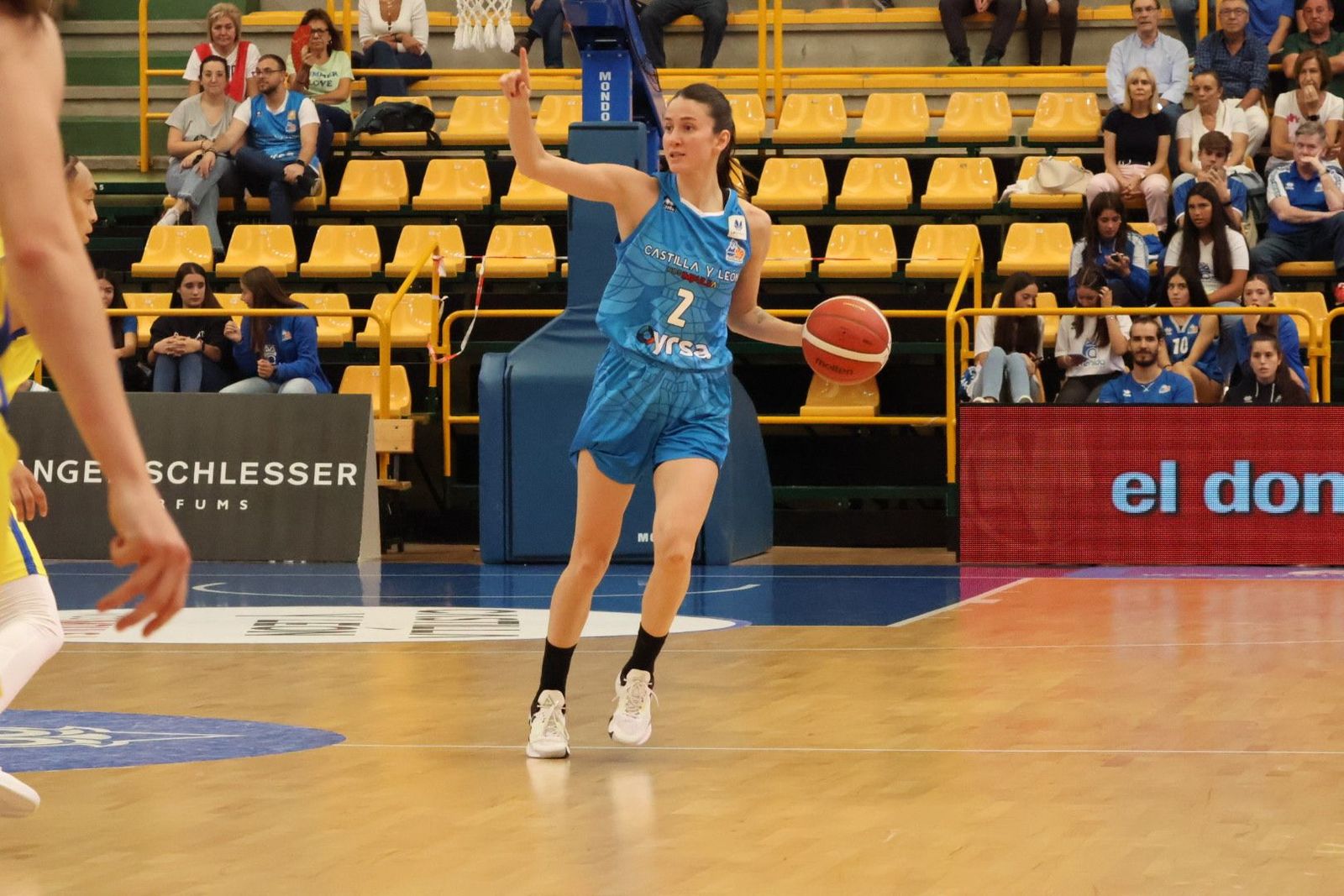 Olcay Çakir dirige un ataque de Perfumerías Avenida | FOTO ANDREA MATEOS