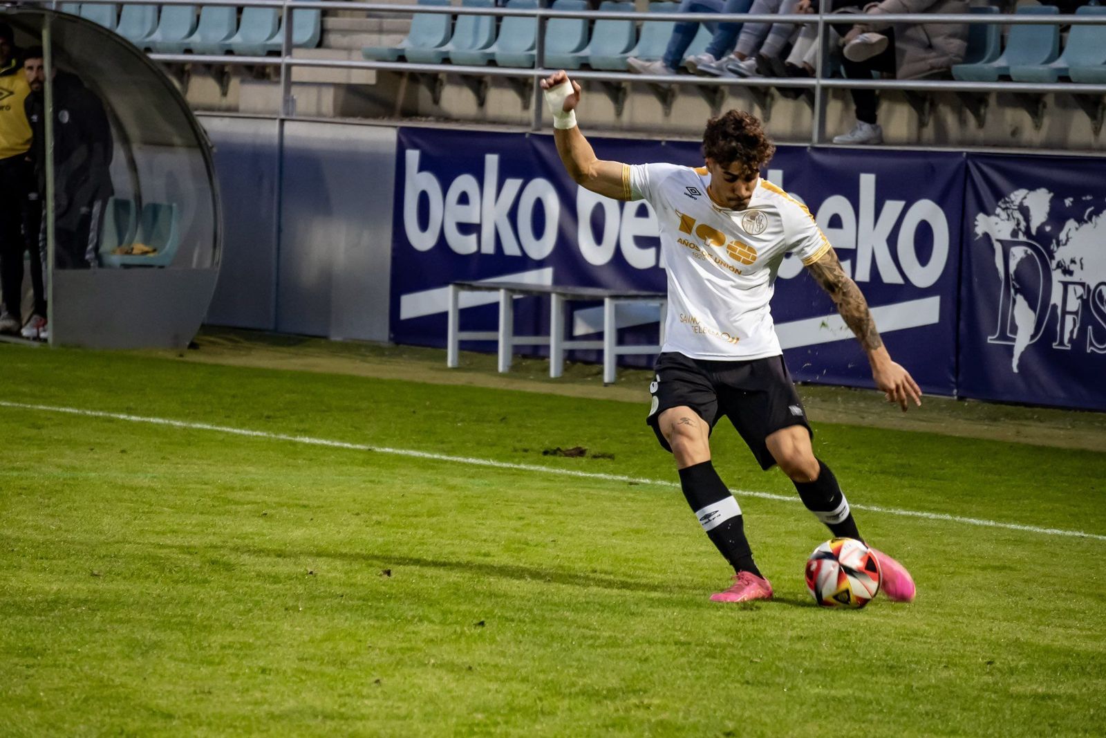 Caramelo centra en La Nueva Balastera FOTO SALAMANCA CF UDS