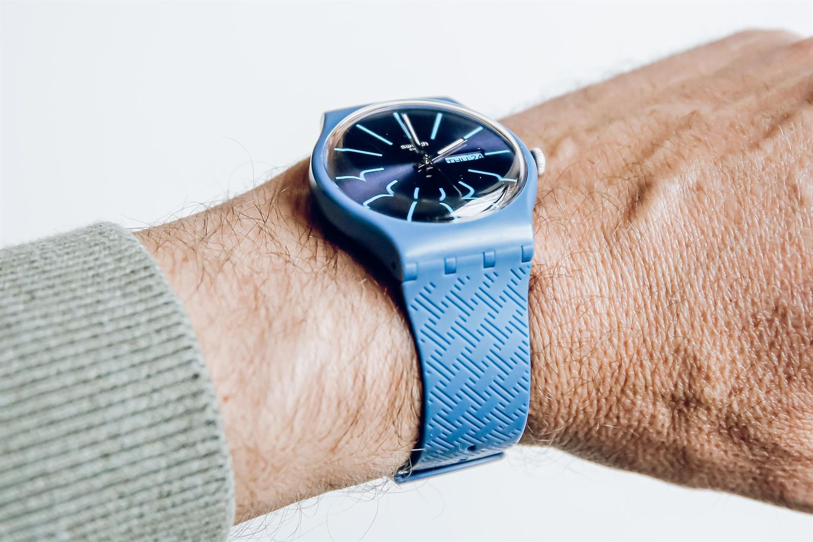 Un reloj de pulsera marca las 2.00 horas