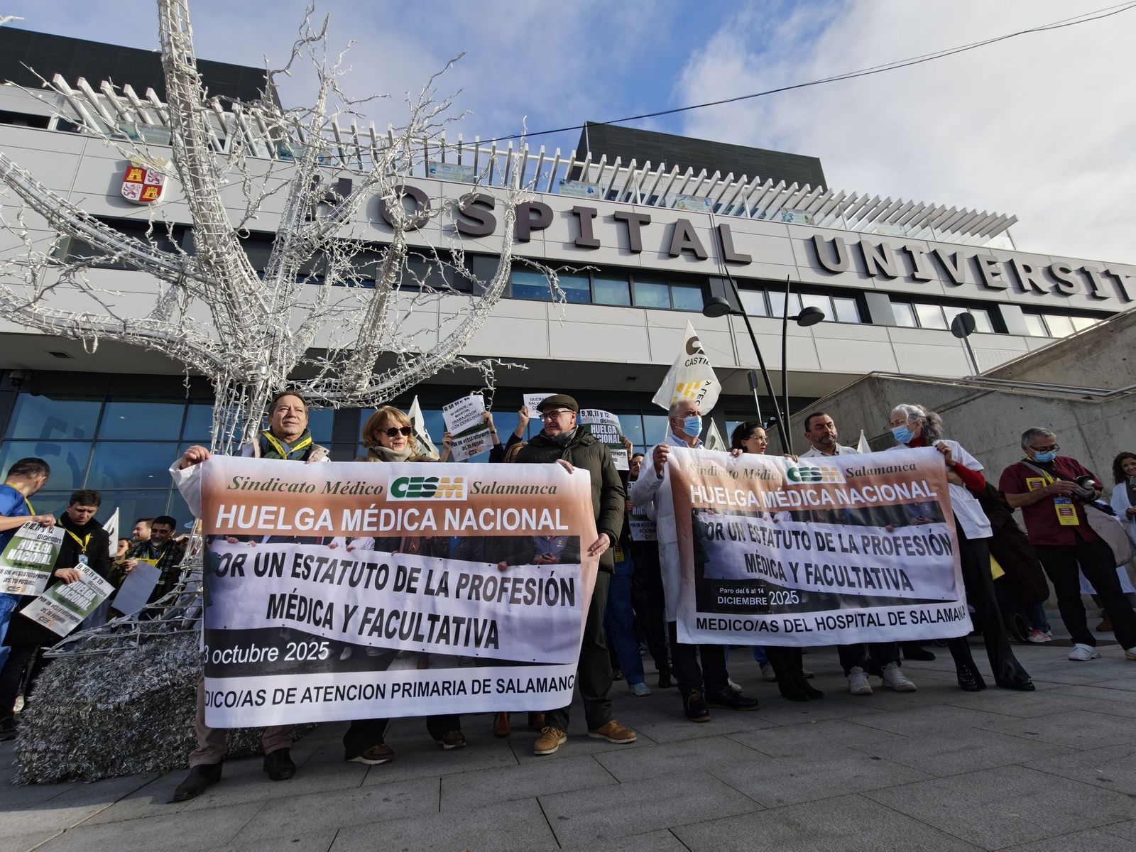 Los médicos se concentran en Salamanca a las puertas del CAUSA por la huelga de facultativos