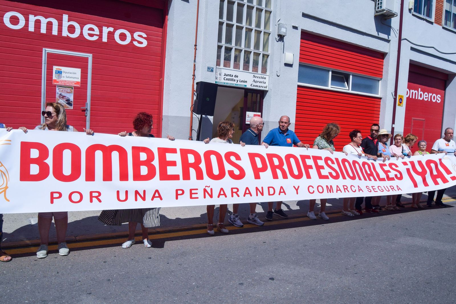 Unas 400 personas se concentran en Peñaranda de Bracamonte (Salamanca) para pedir un parque de bomberos profesionales
