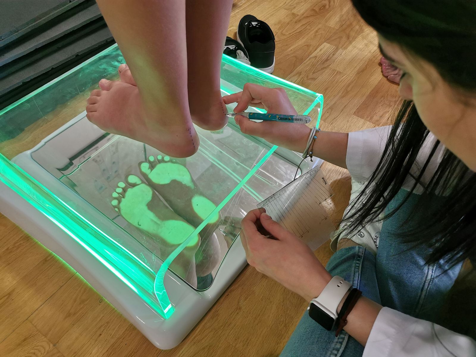 Juega y pisa feliz, del Colegio Oficial de Podólogos