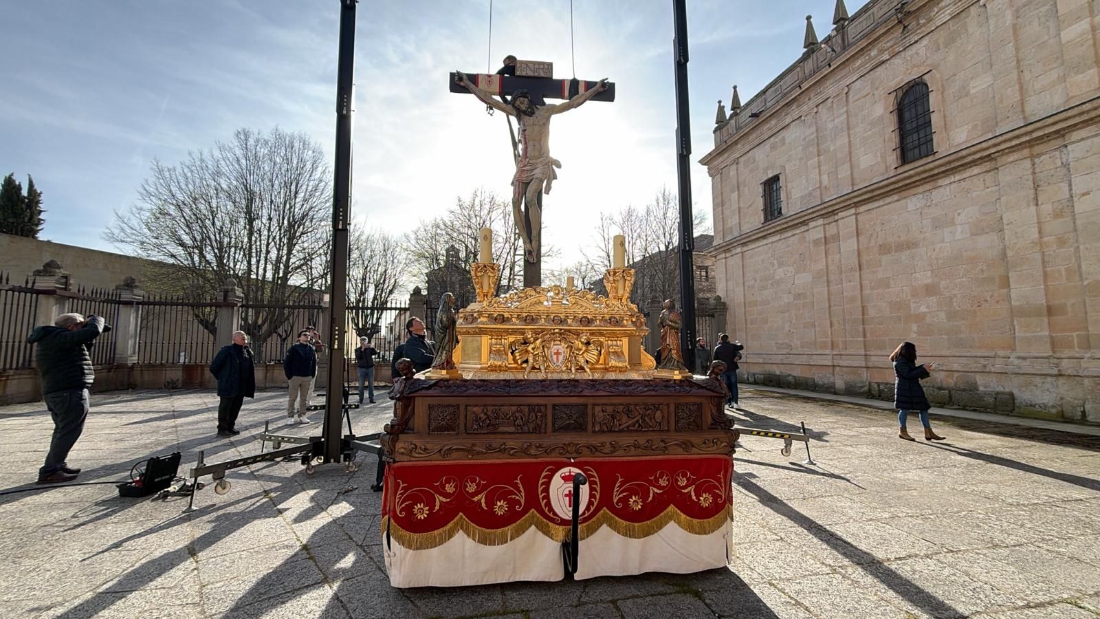 Colocación del Cristo de las Injurias en su mesa procesional