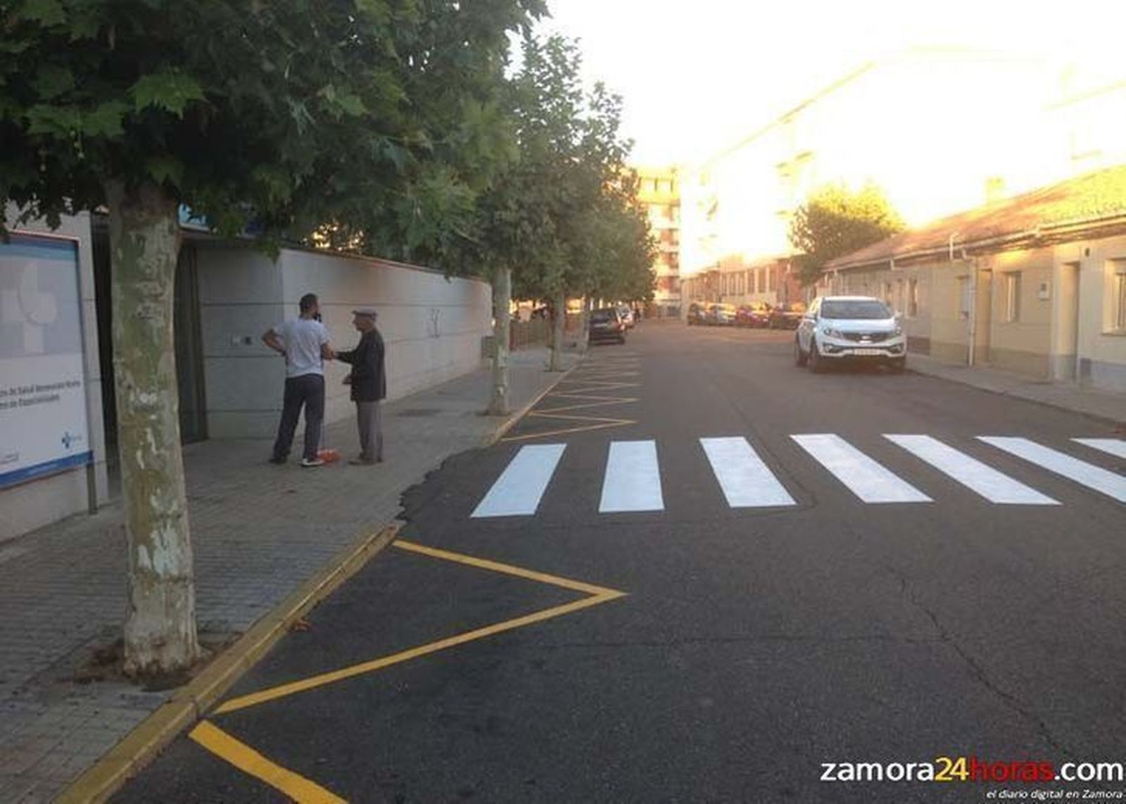 Un conductor deslumbrado por el sol atropella en Benavente a un peatón