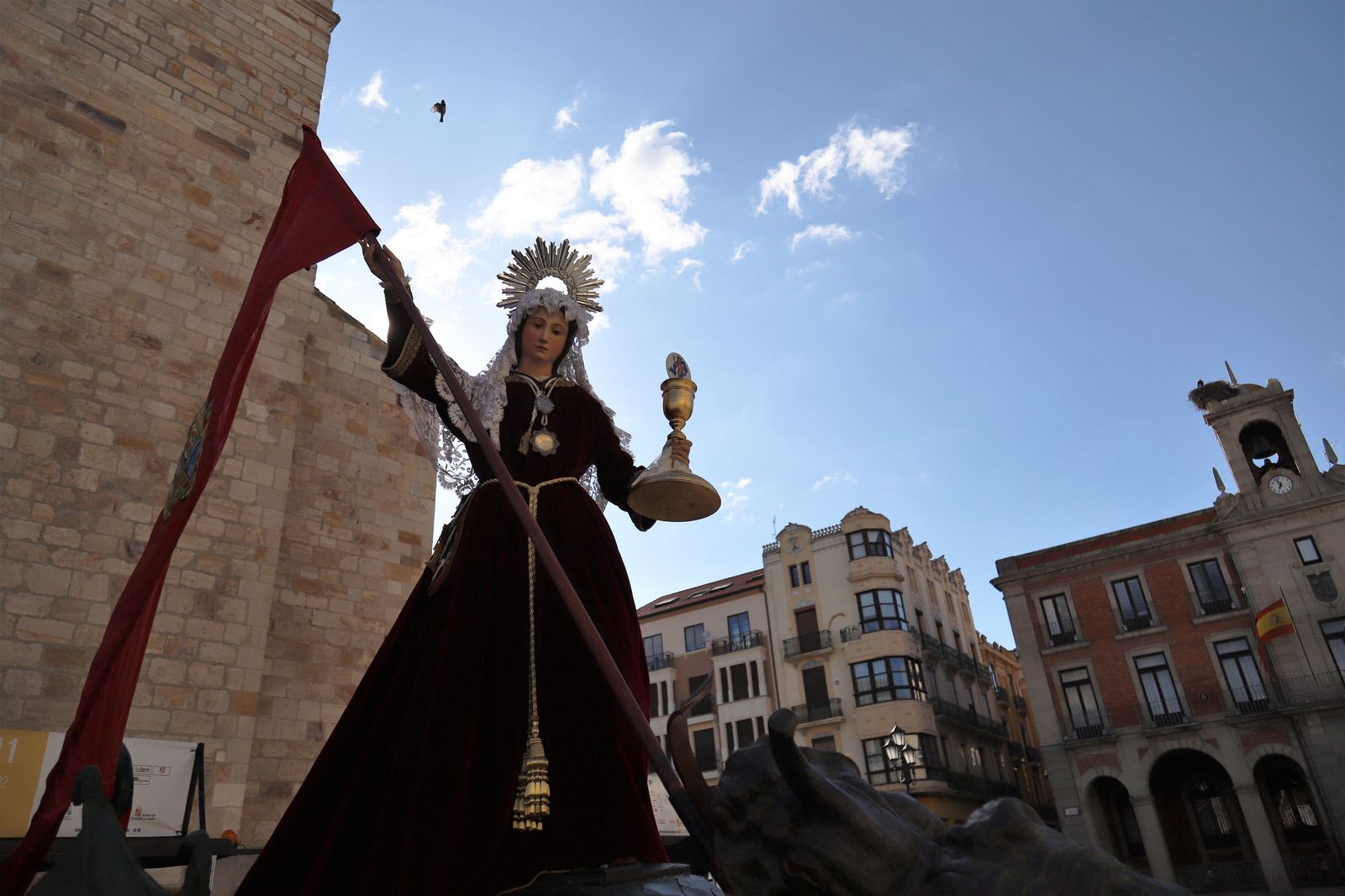 La Tarasca anuncia el Corpus por las calles de Zamora