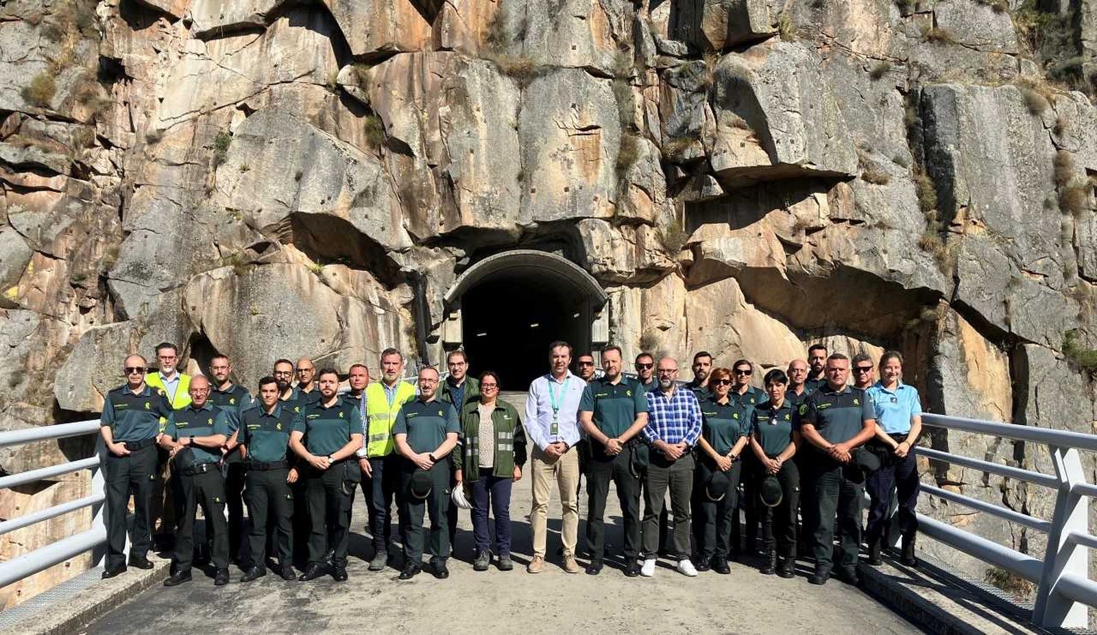 Alféreces en prácticas de la Guardia Civil en Zamora y Benavente visitan las instalaciones de Iberdrola en la cuenca del Esla