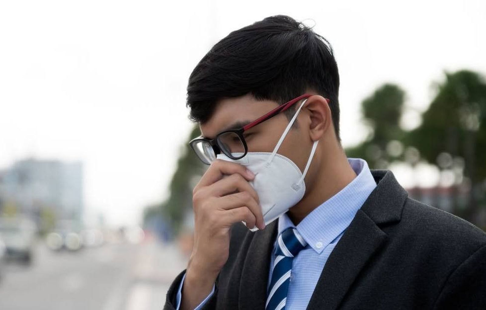 Chico con mascarilla