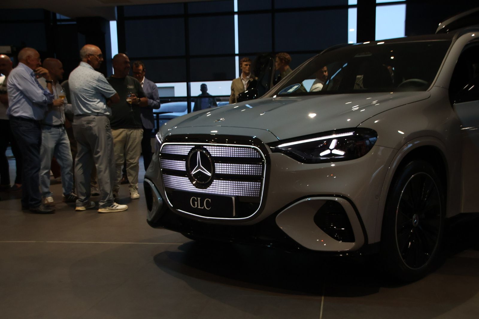 Presentación dos coches en la mercedes