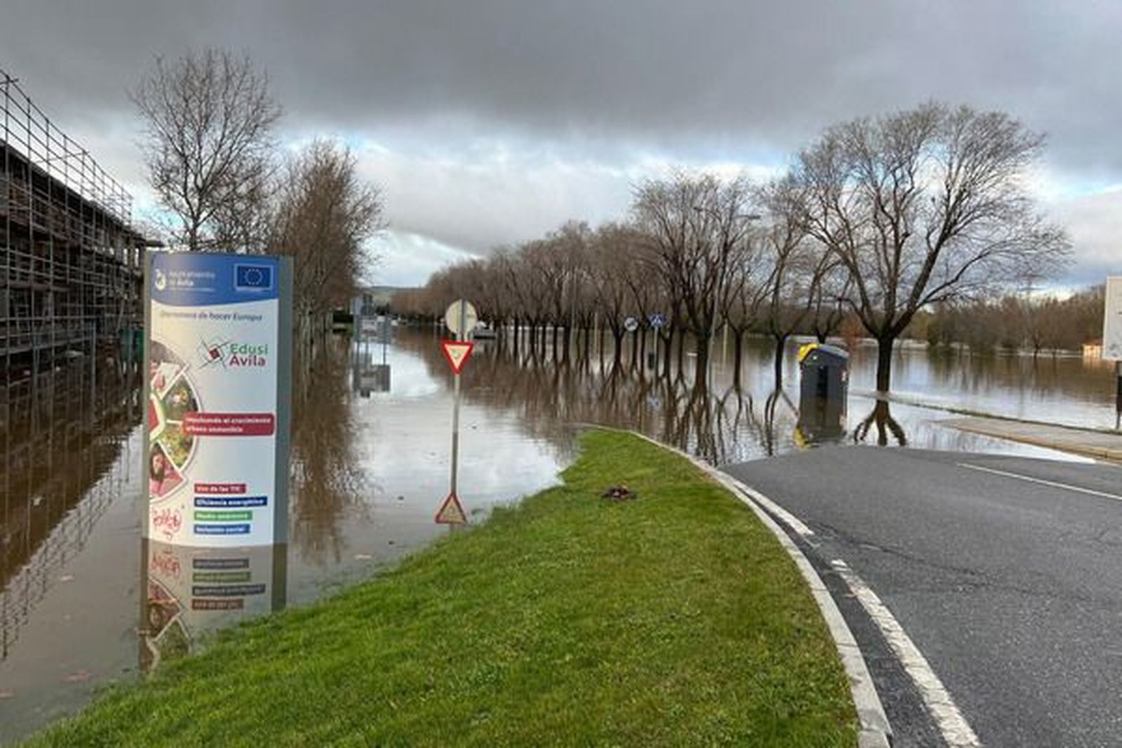 Foto de archivo del desbordamiento del río Adaja a su paso por Ávila. Foto Rmestudios / ICAL