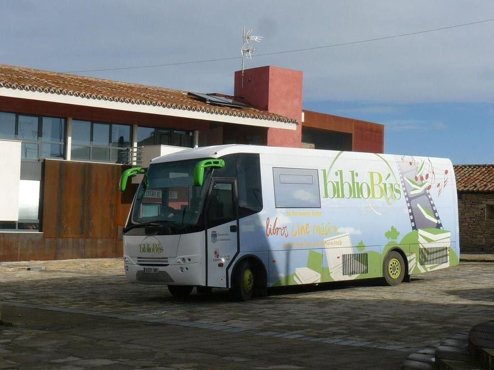 Los 30 bibliobuses de Castilla y León recorren 1.700 pueblos y suponen el 37,5% de la red nacional