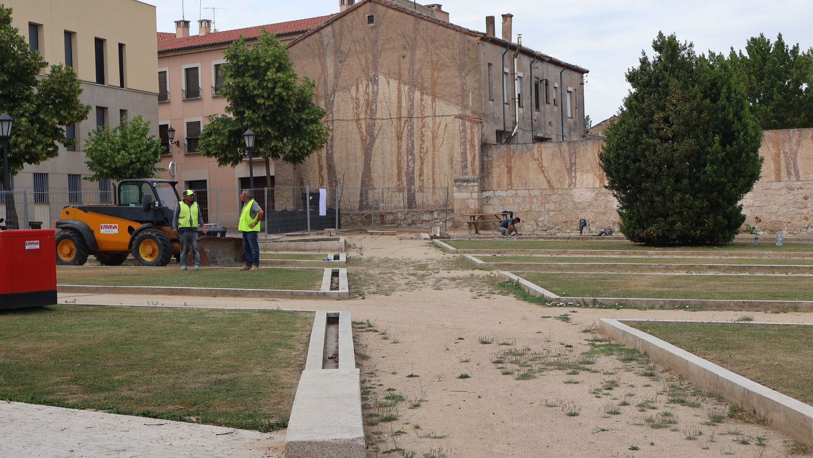 Menos césped, más vida: el parque de San Bernabé inicia su reconversión verde