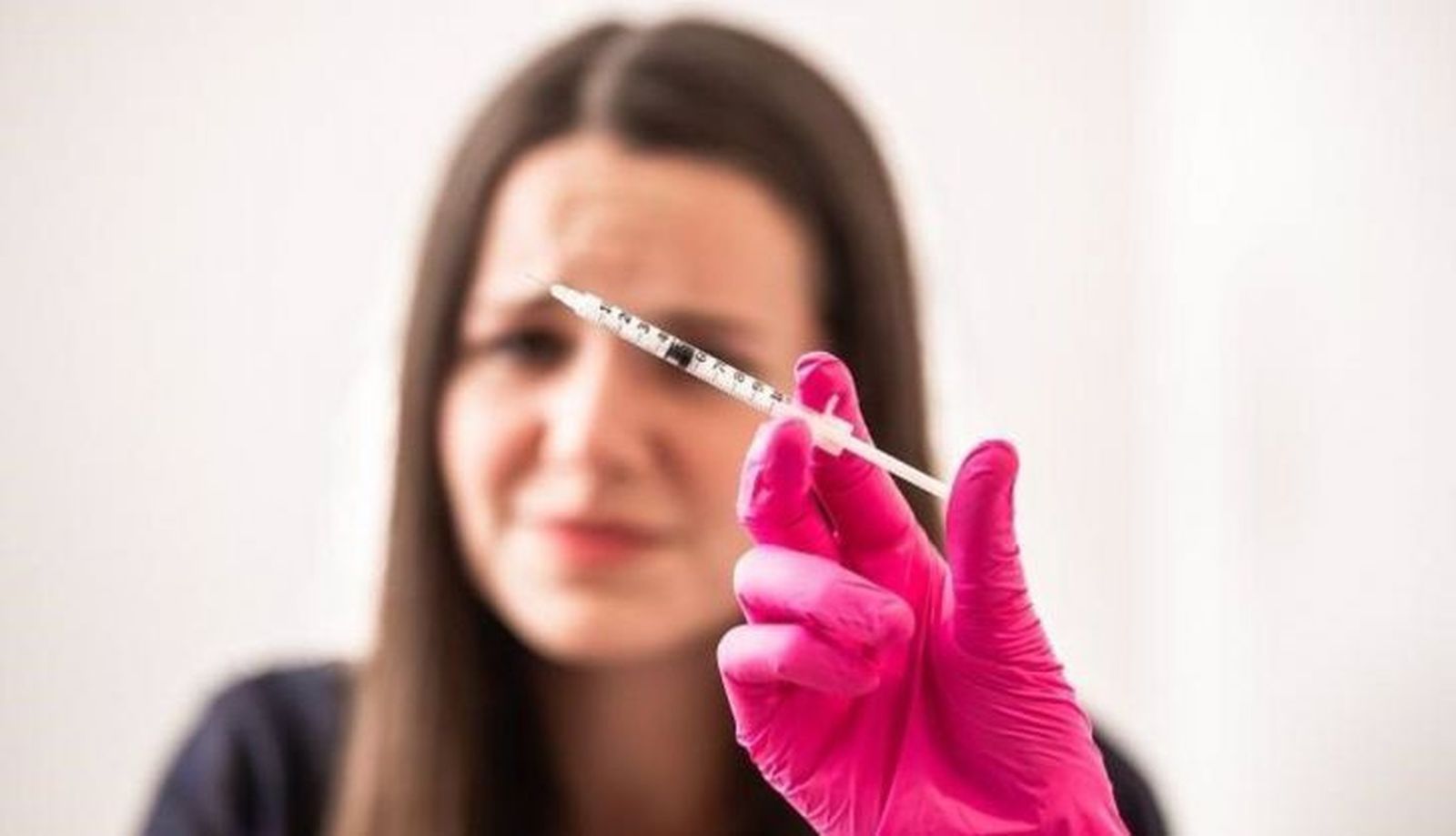 Una vacuna con una mujer de fondo 1 728x418