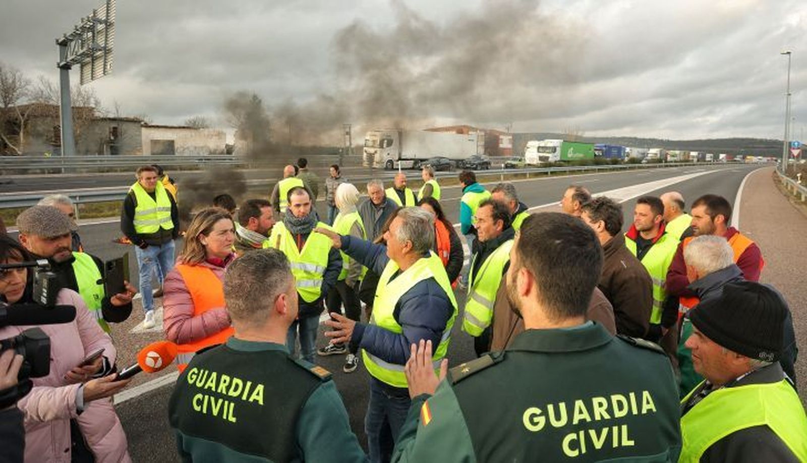 Agricultores y ganaderos cortan la autovía A-62 y N-620 en Ciudad Rodrigo - Vicente (ICAL)