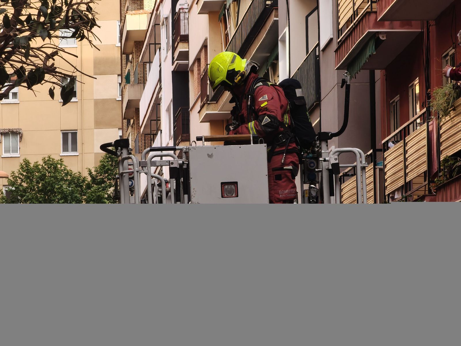 Los bomberos sofocan un incendio en una vivienda de la calle Vasco de Gama