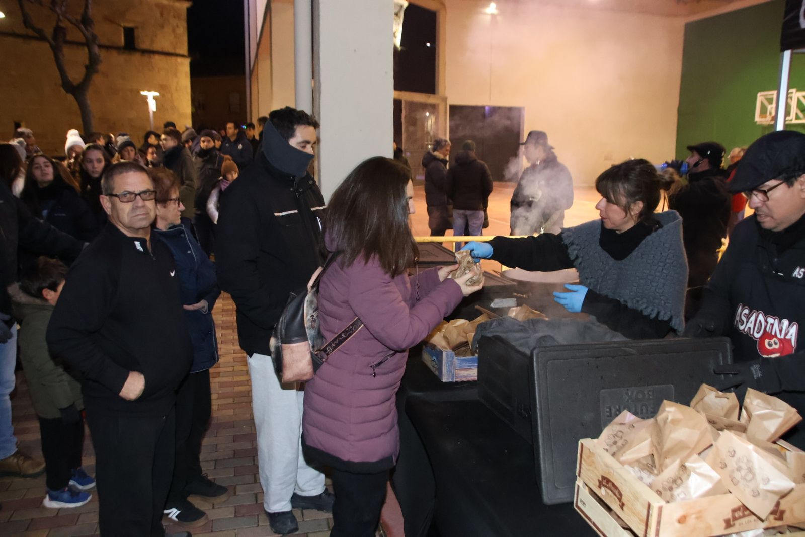 Castañada popular acompañada de un bonito espectáculo circense en Castellanos de Moriscos