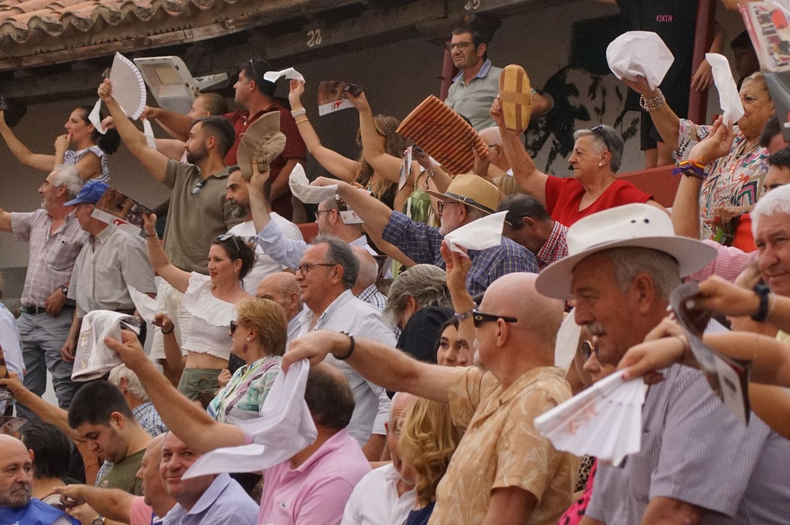 Javier Castaño se despide de Guijuelo y Damián Castaño, su hermano, e Ismael Martín salen a hombros en Guijuelo