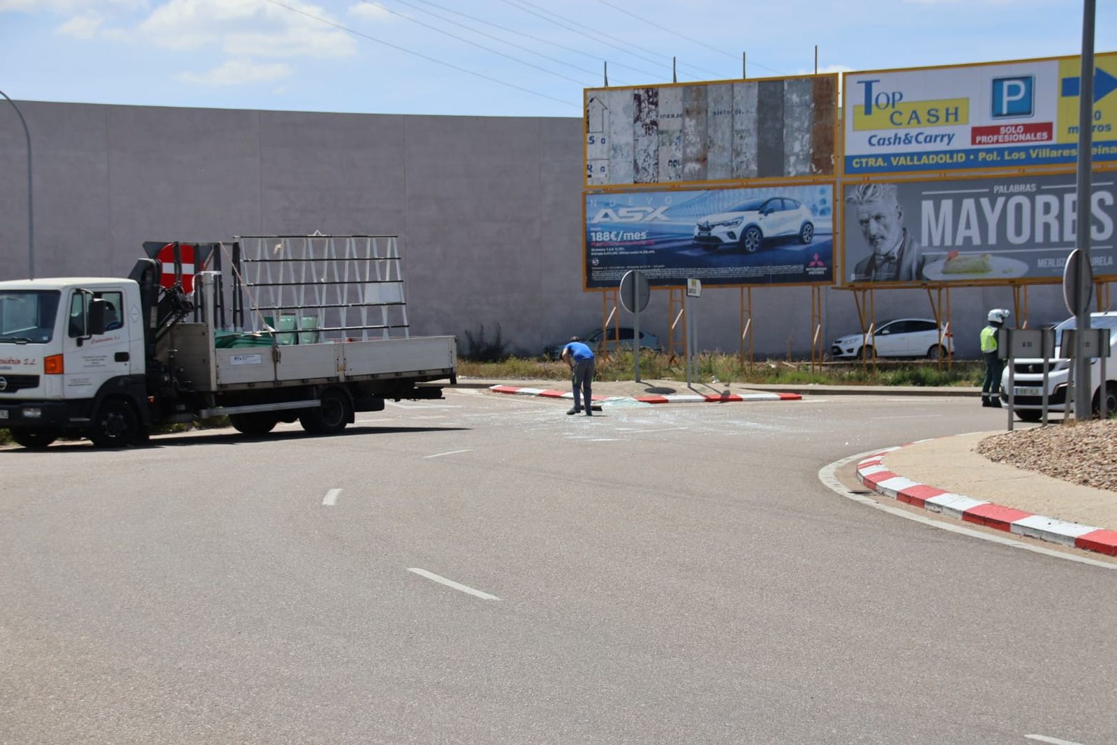 un-camion-pierde-la-carga-de-cristales-en-el-poligono-de-los-villares-fotos-andrea-m-3