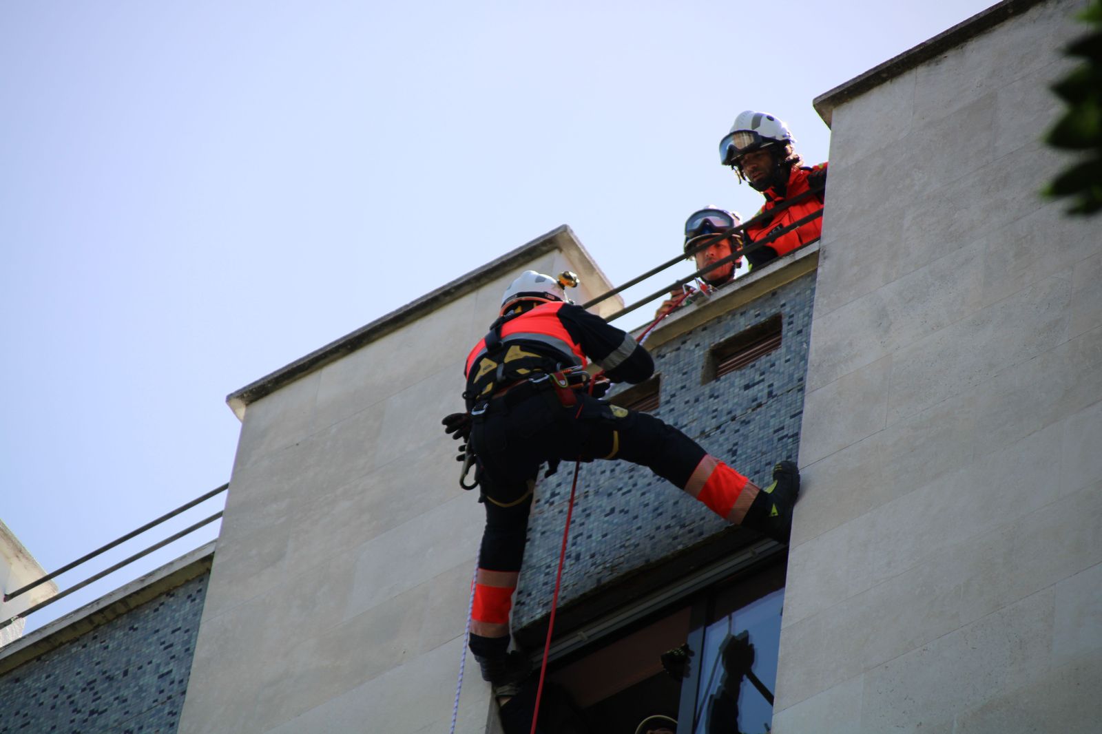 intervencion-de-los-bomberos-en-un-edificio-del-paseo-de-carmelitas-14