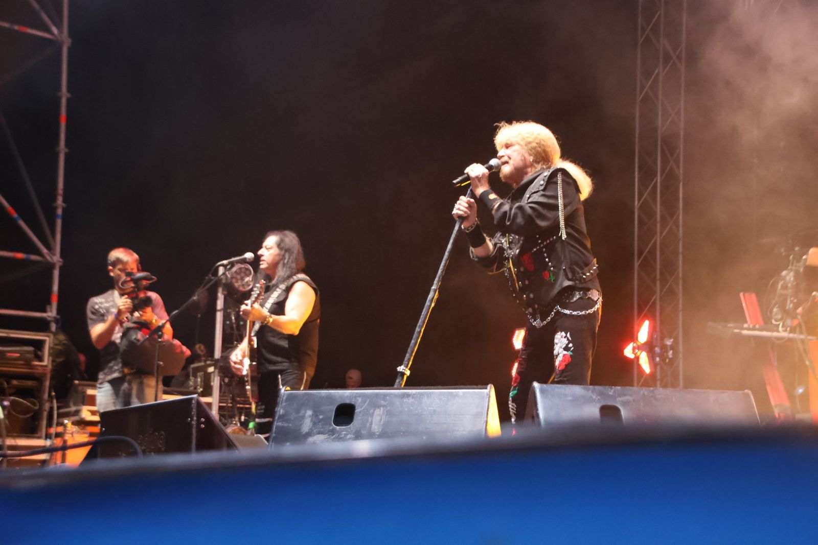 Medina Azahara hace vibrar a la Plaza Mayor de Salamanca con su eterno y emblemático rock