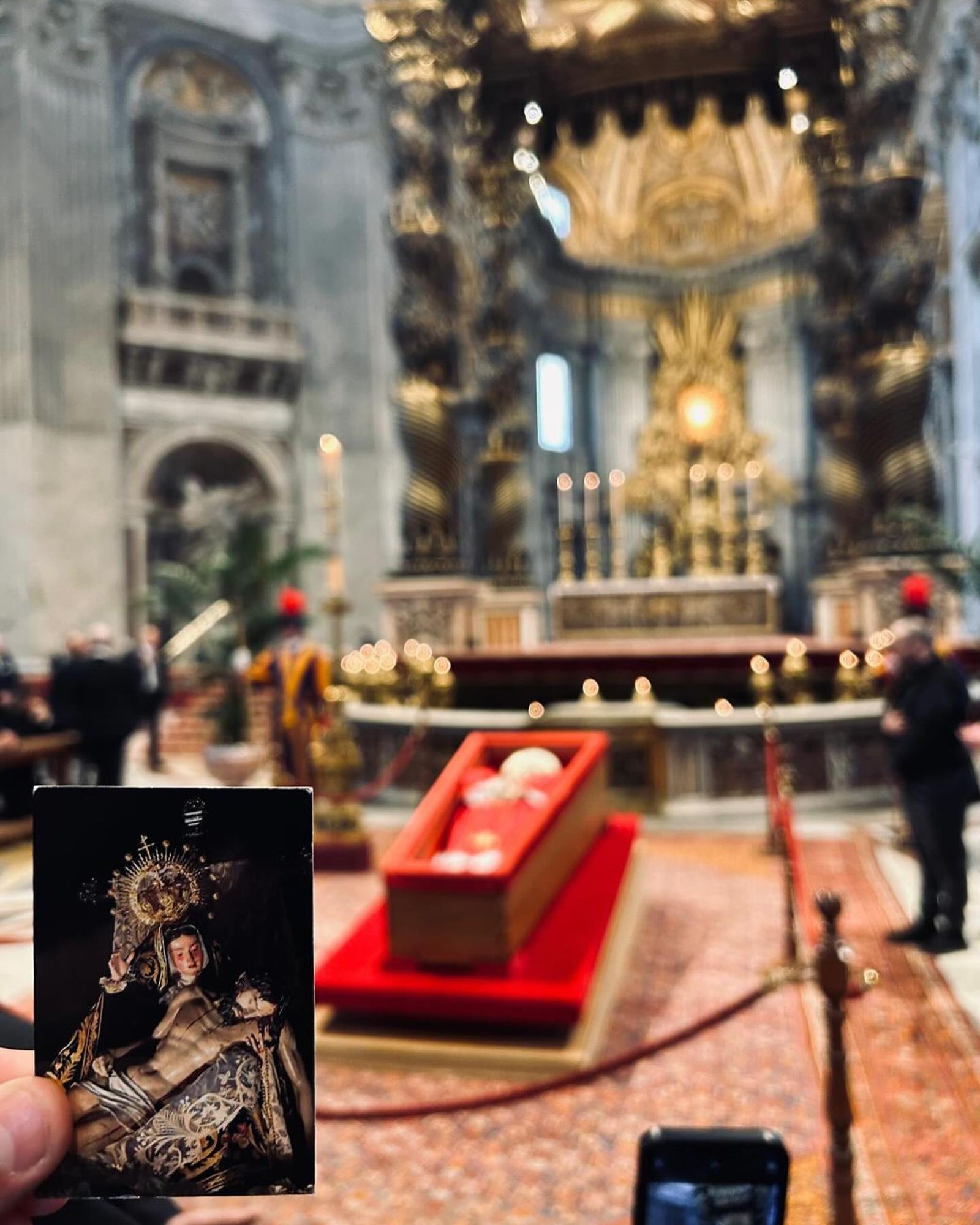 Nuestra Madre de las Angustias, muy presente en la capilla ardiente del Papa