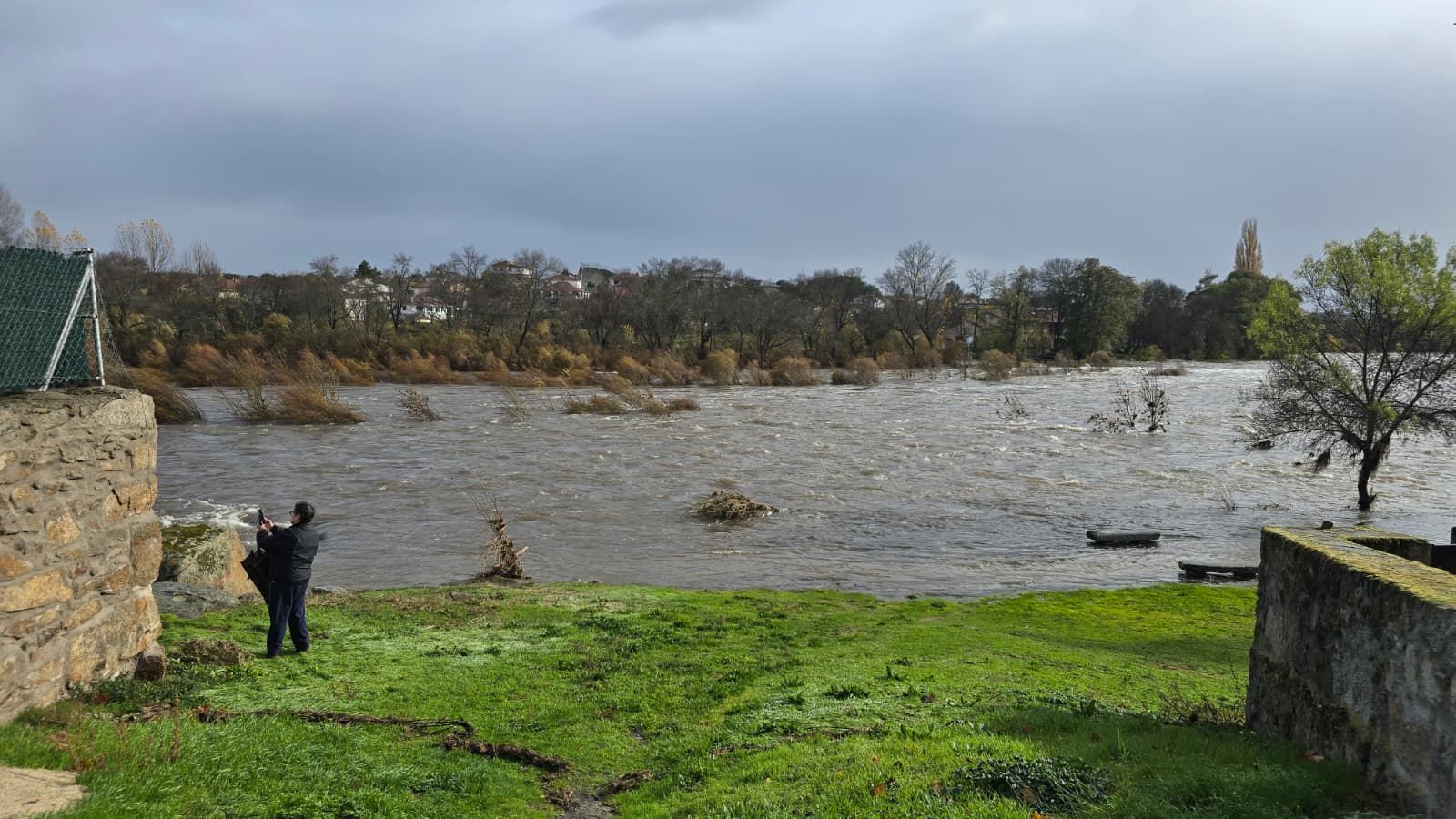 El río Tormes desbordado a la altura del Puente del Congosto