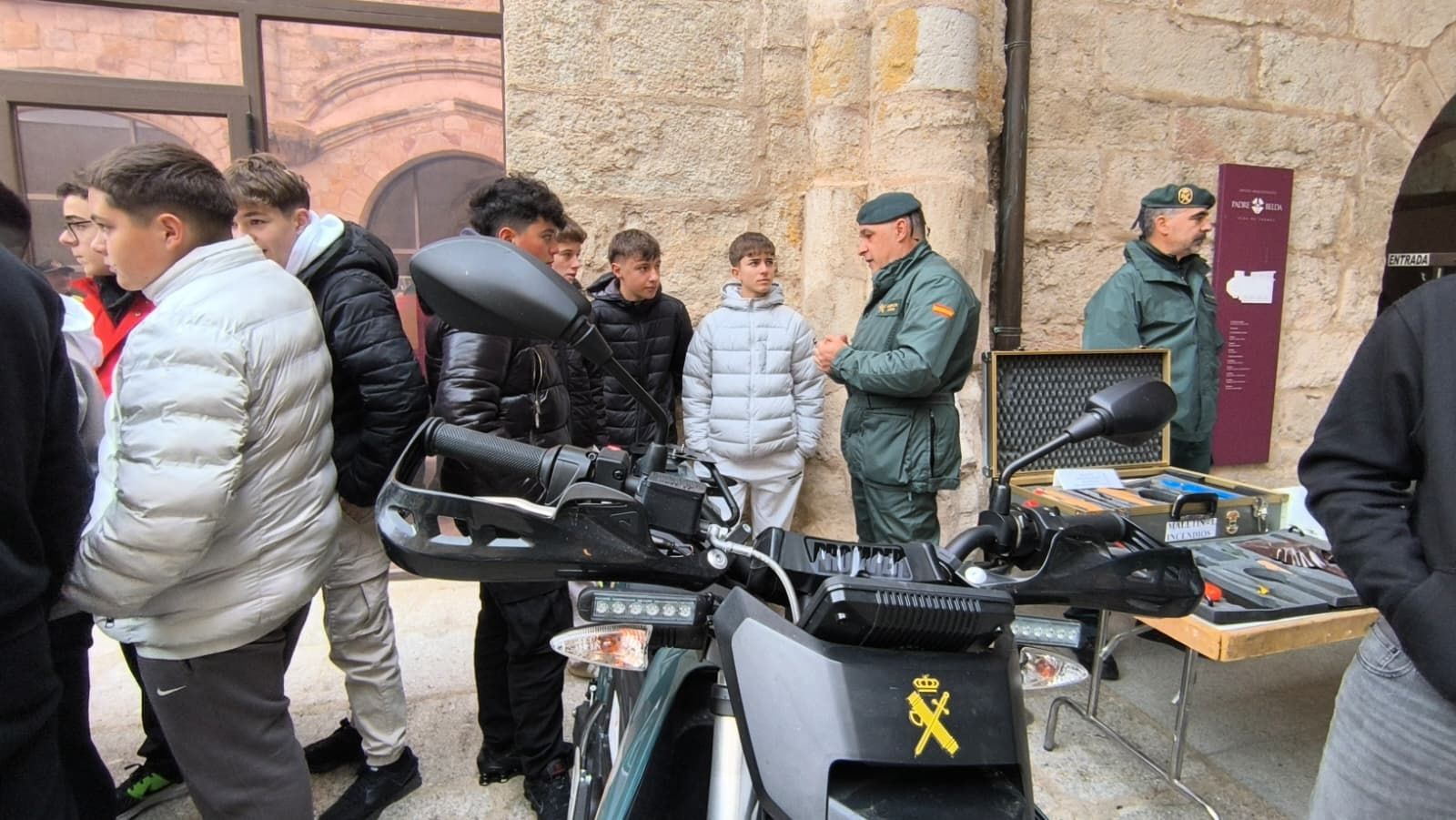 Plan seguridad en centros escolares Guardia Civil en Alba de Tormes  (2).jpeg