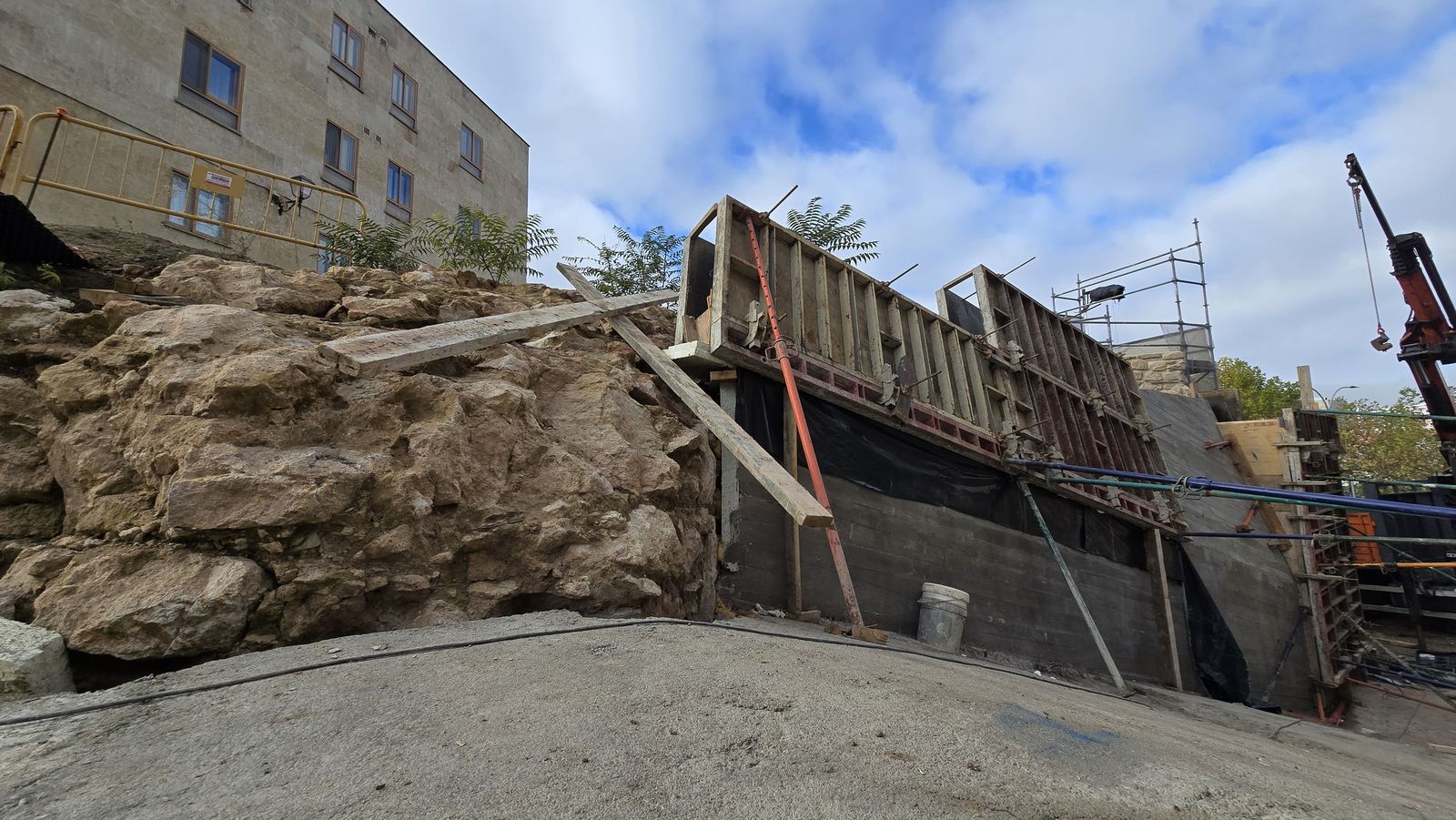 El alcalde de Salamanca, Carlos García Carbayo, informa de los hallazgos y las actuaciones que se están realizando en el Cerro de San Vicente