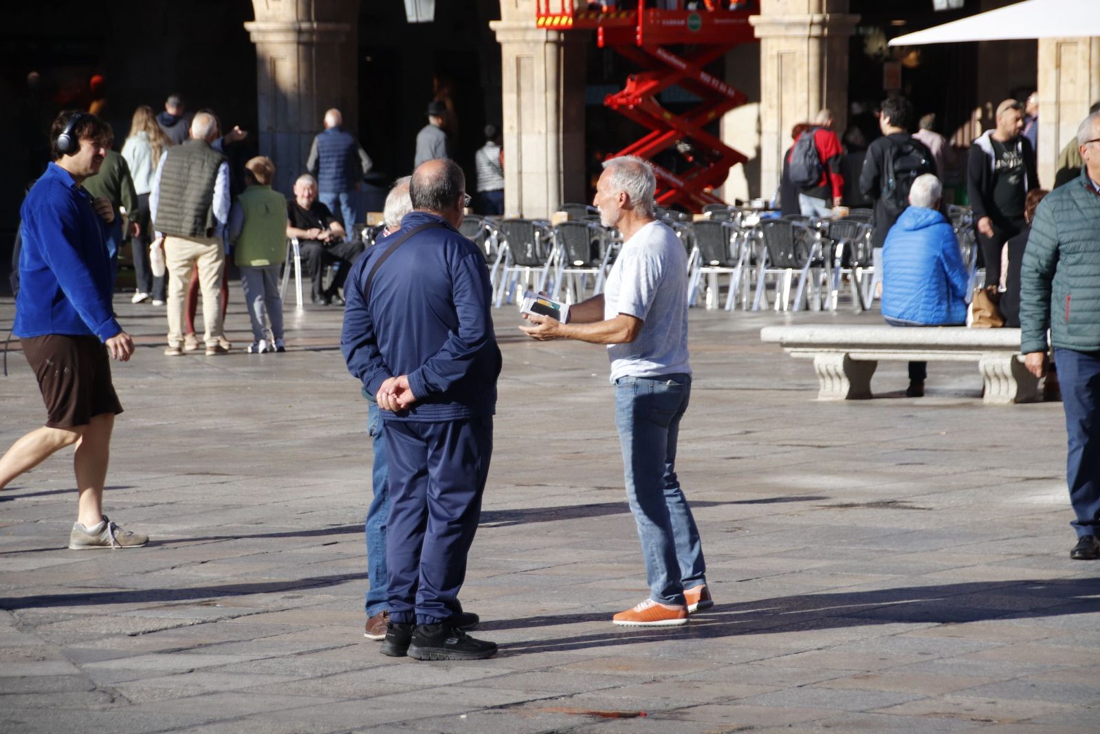 Gente paseando por la Plaza Mayor