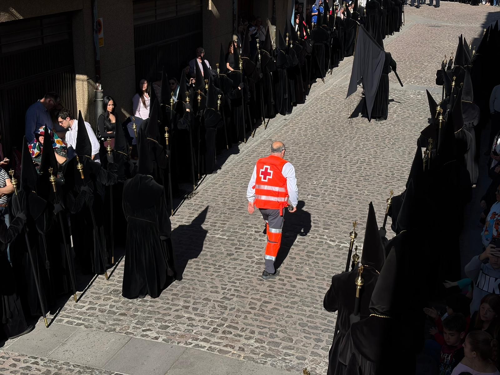 Efectivos de Cruz Roja durante la procesión del Santo Entierro
