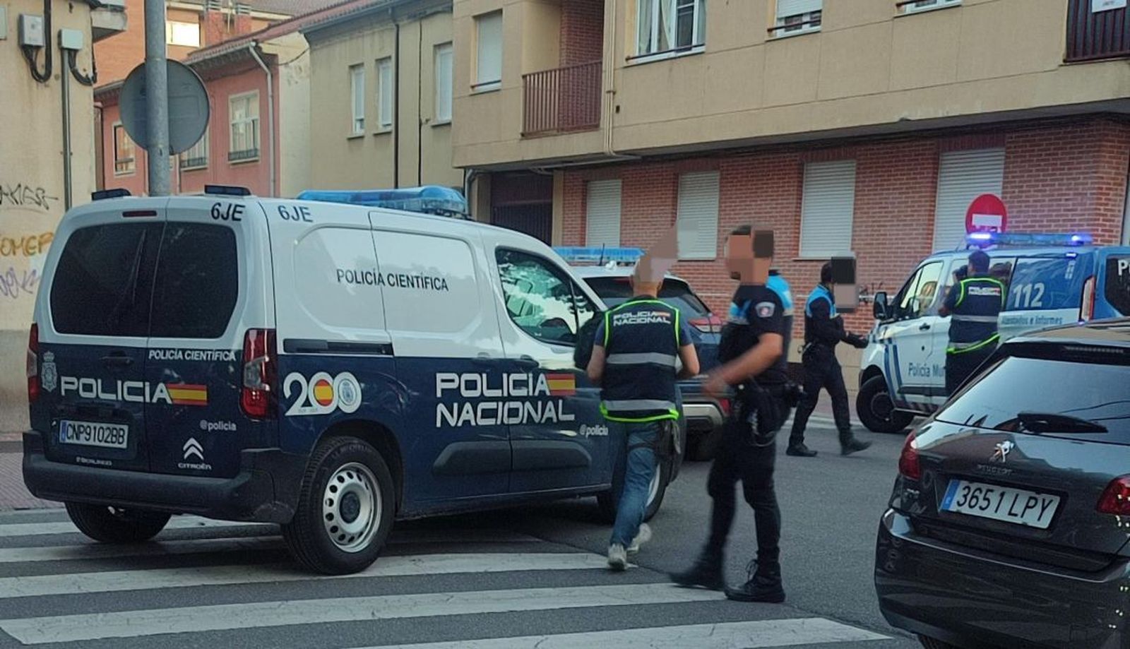 Revuelo y confusión en el barrio de Los Bloques ante un tiroteo