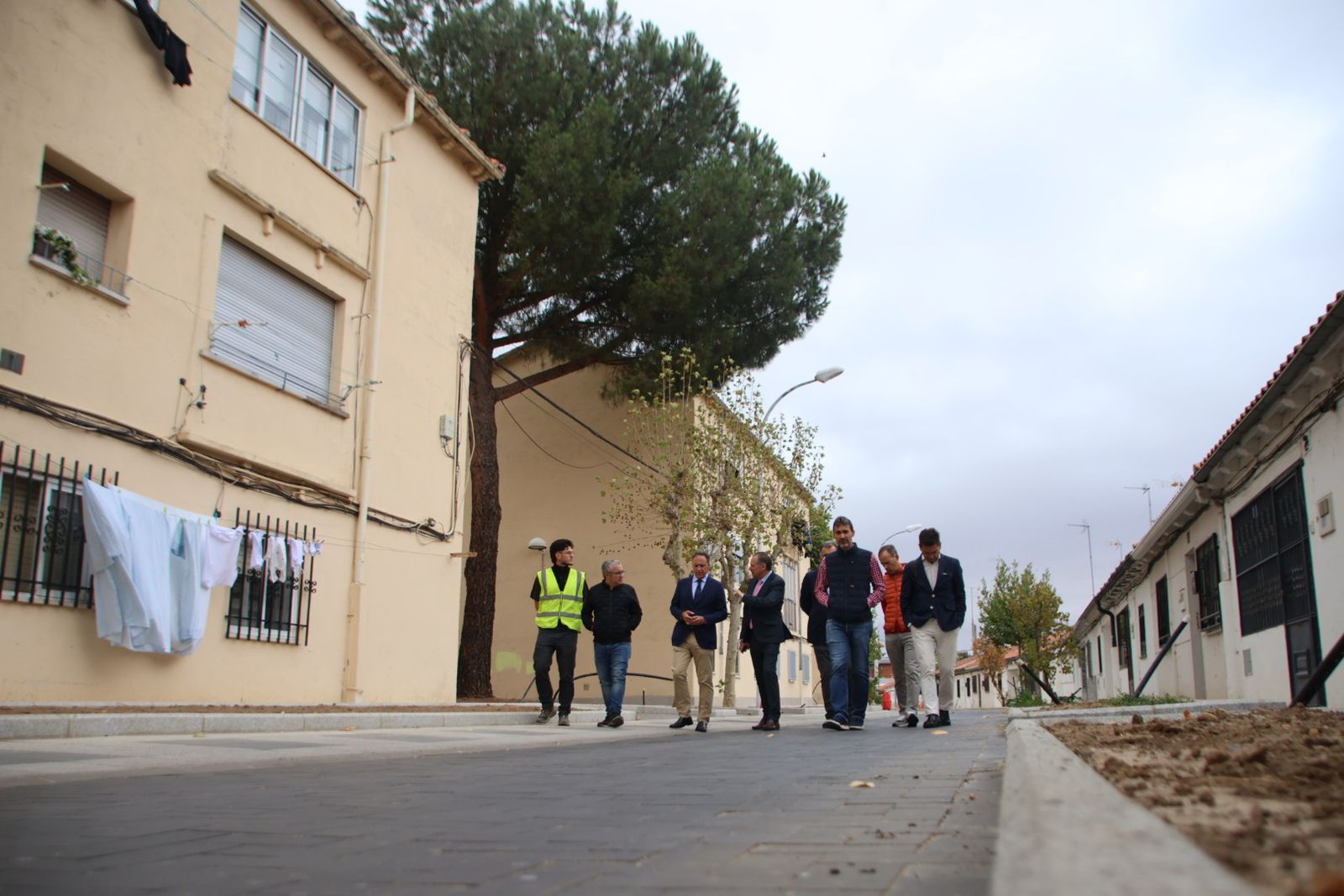 El alcalde de Salamanca, Carlos García Carbayo, visita las obras de urbanización del barrio La Vega