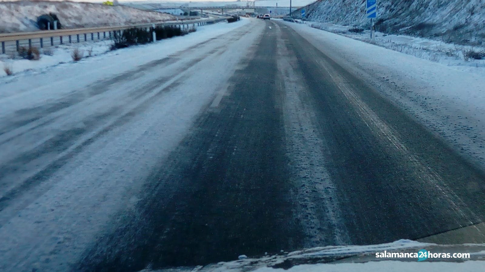 Una carretera nevada en Salamanca.