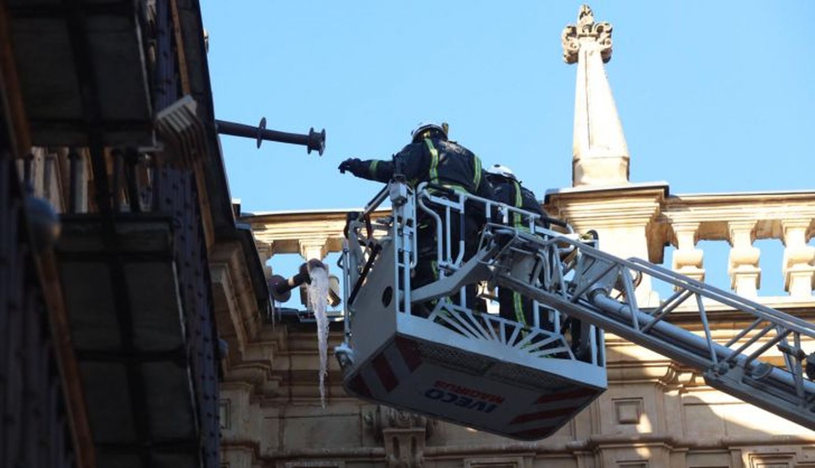 Bomberos retiran los carámbanos de hielo de la Plaza Mayor 3