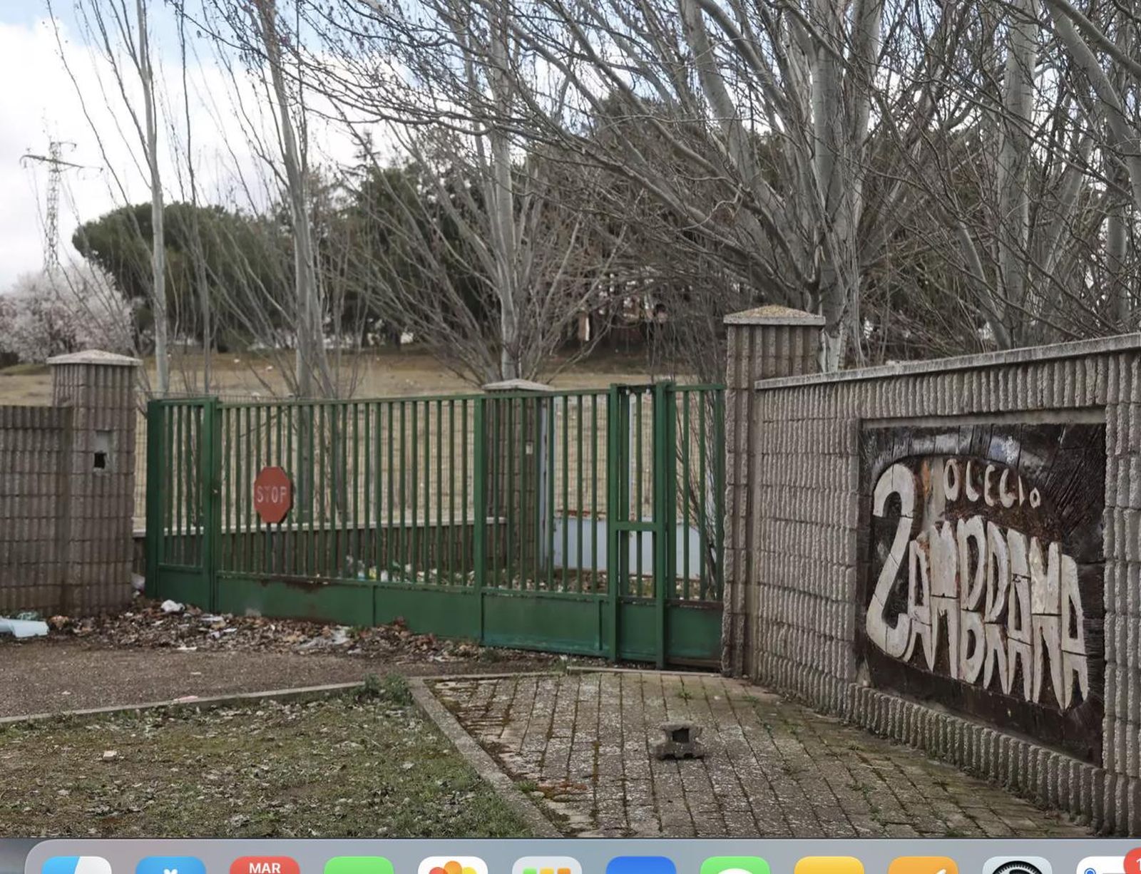 Defensor del Pueblo inicia una actuación para investigar la muerte de un adolescente en centro de menores de Valladolid   Entrada del Centro Regional Zambrana para Menores Infractores, donde ha fallecido un menor de 14 años tras ser reducido por la seguri