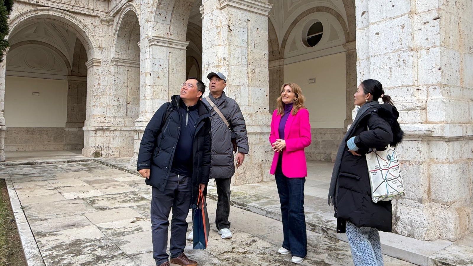 Mar Sancho acompañada de los productores del programa durante su visita