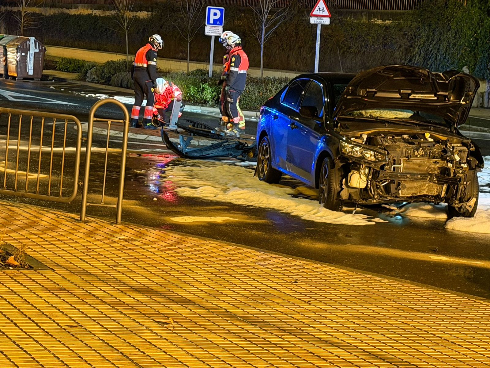 Un coche atraviesa una rotonda y acaba destrozado en la avenida de la Merced