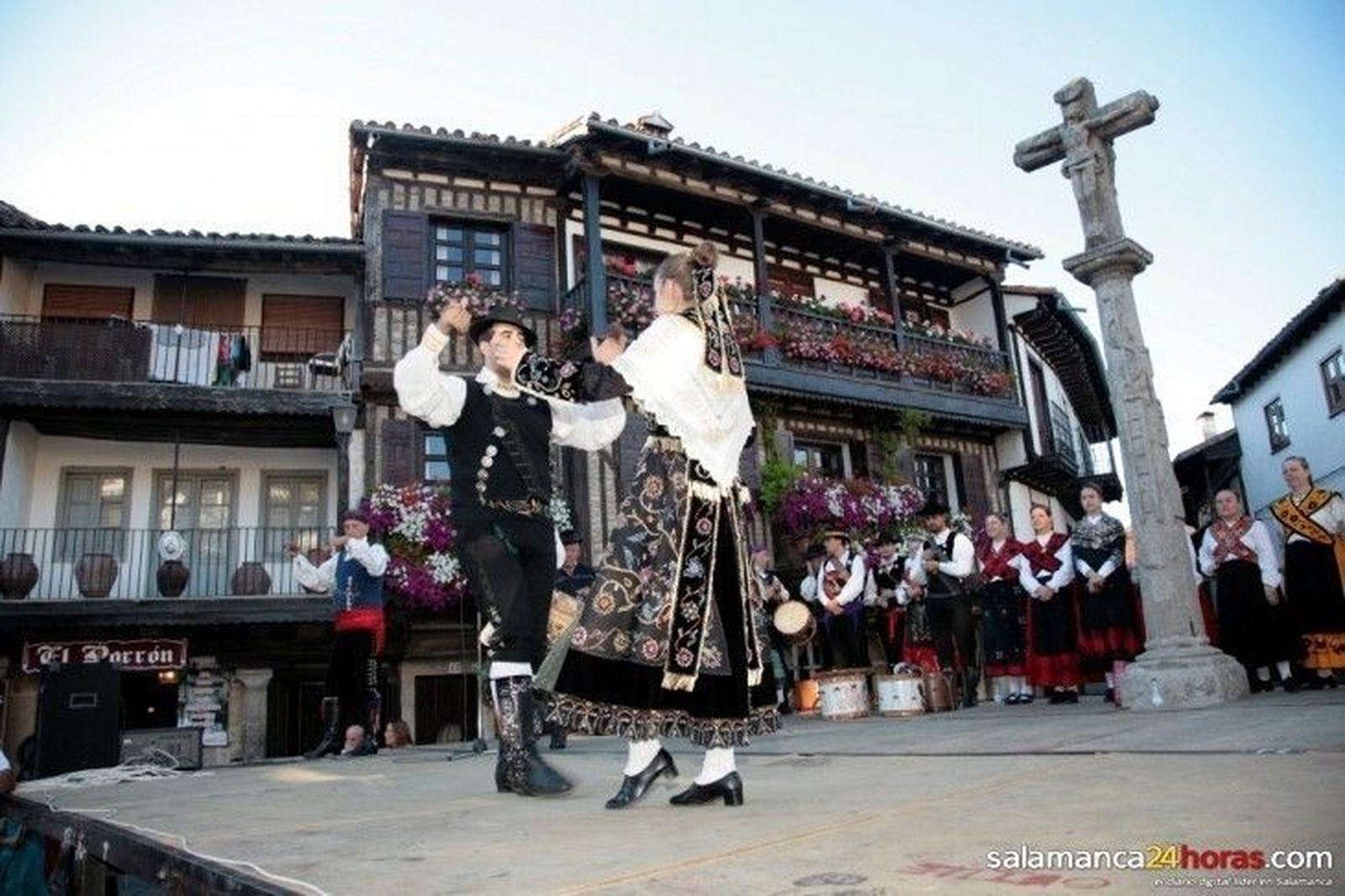 Tamborileros de la provincia y de Las Hurdes homenajean a El Boticario