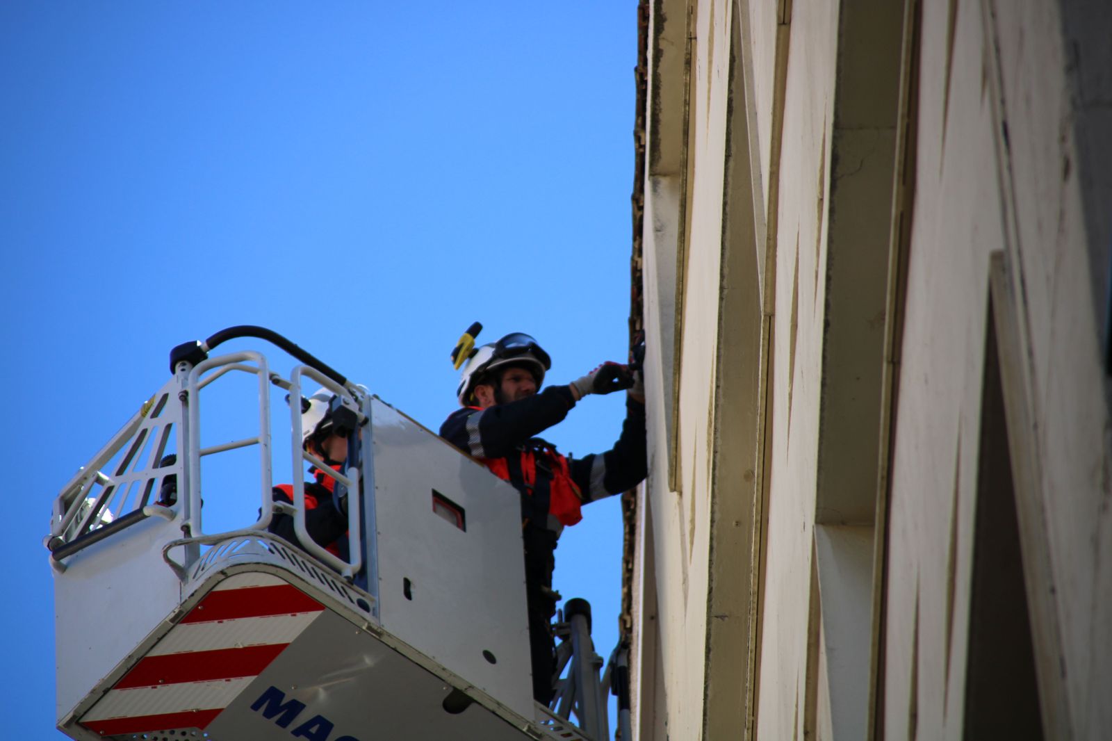 bomberos-comprueban-la-fachada-de-un-edificio-en-alvaro-gil-14