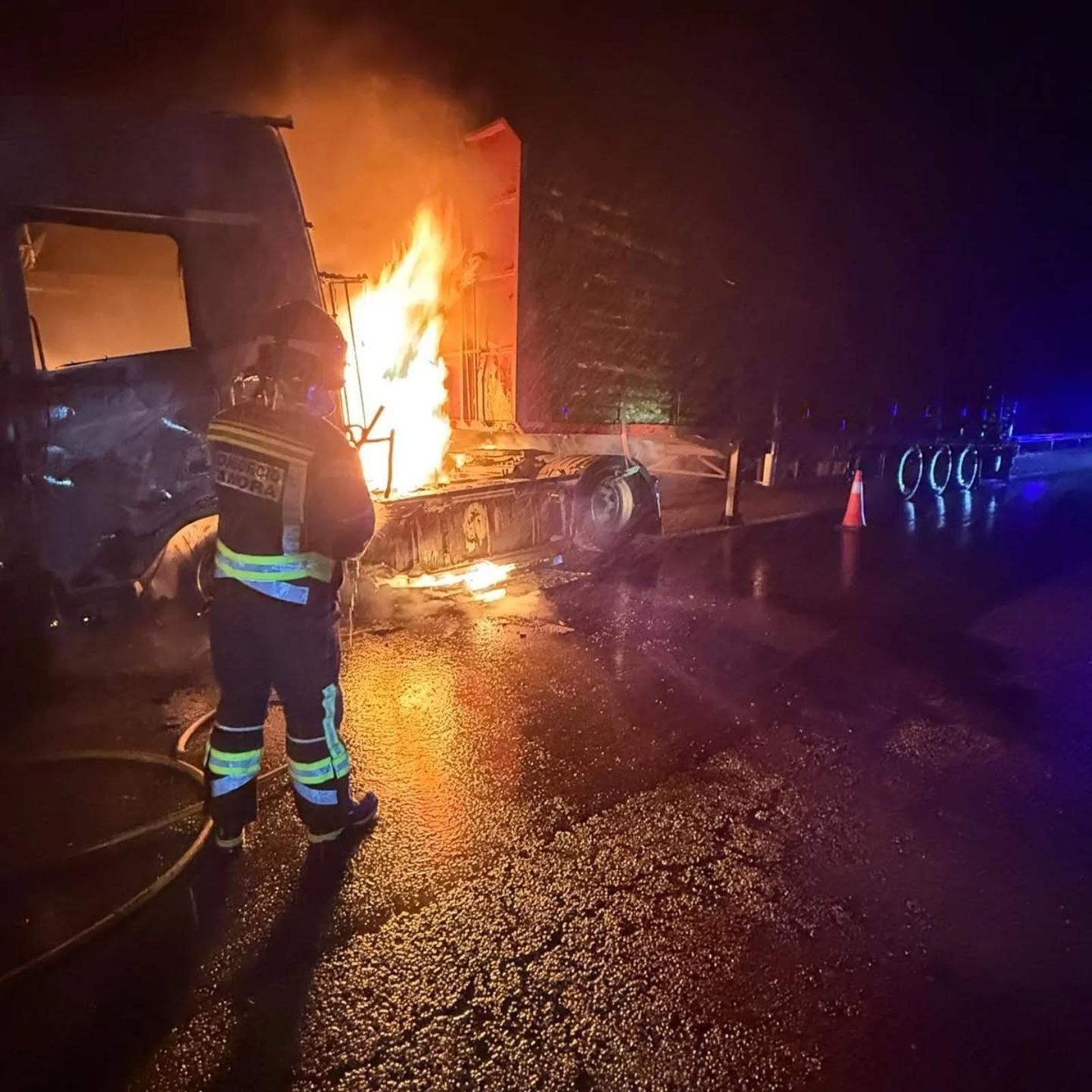 GALERÍA | Arde un camión en la A-52 en Zamora