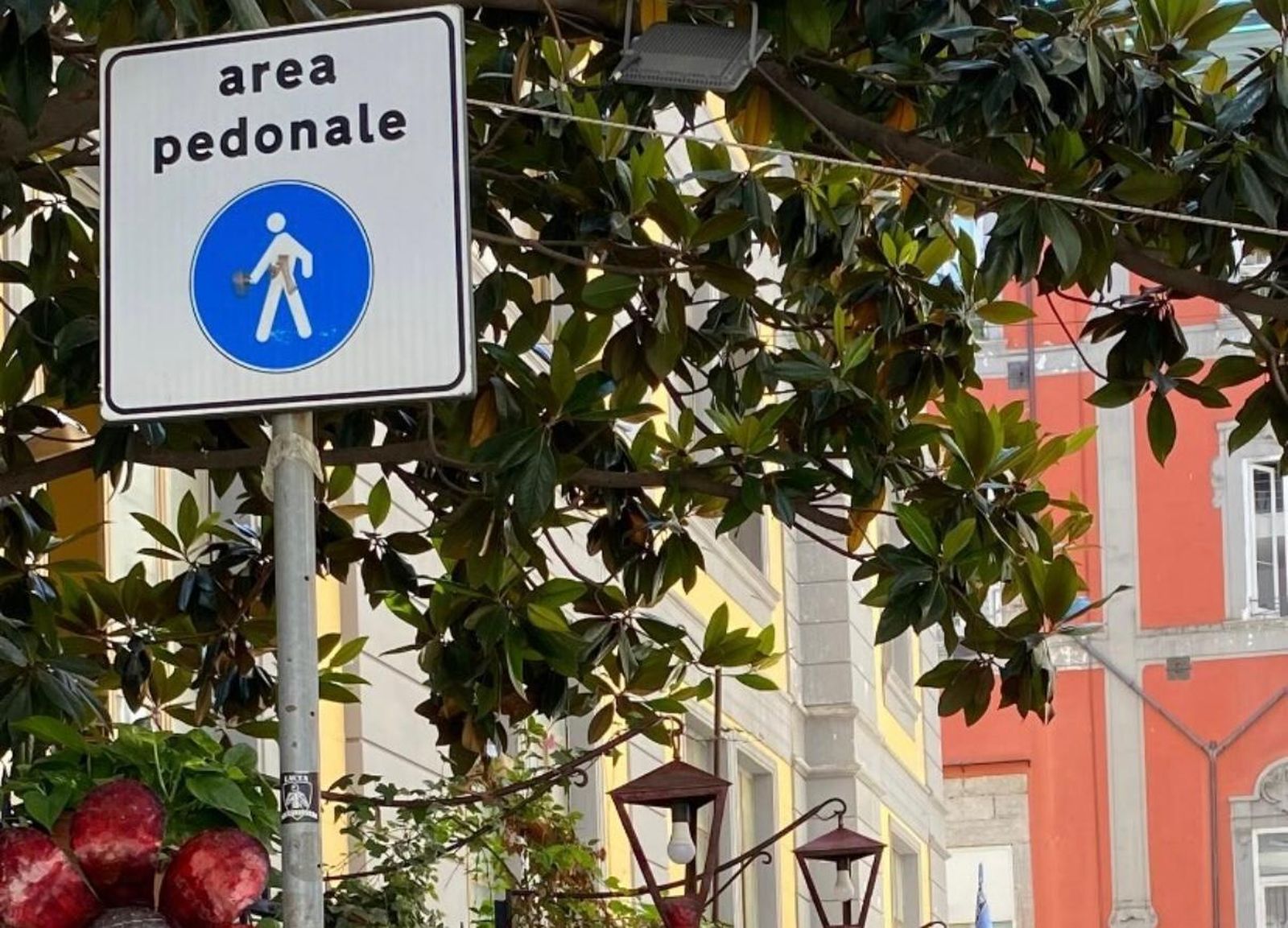 Señalización en Nápoles. Foto de archivo. S24H